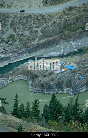 Erste Nation Fiskecamp am Zusammenfluss des Fraser River schmutzig mit Brücke Fluss klar in der Nähe von Lillooet BC Stockfoto