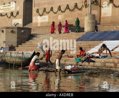 Indianer, die Wäsche im Ganges, Varanasi Stockfoto