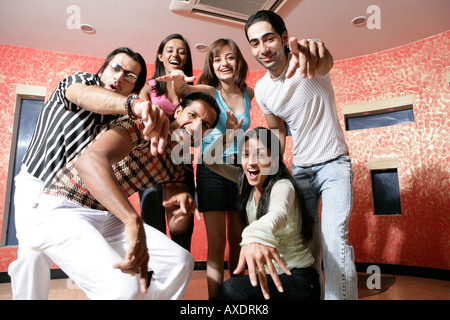 Teenager Freunden in einer Bar genießen Stockfoto