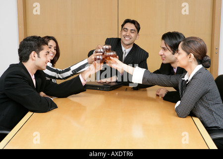 Gruppe von Geschäftsleuten Toasten Weinglas in einem Büro Stockfoto