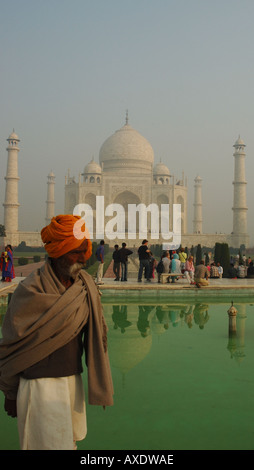 Indischer Mann zu Fuß entfernt von Taj Mahal
