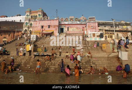 Hindus Baden im Fluss Ganges, Varanasi, Indien Stockfoto