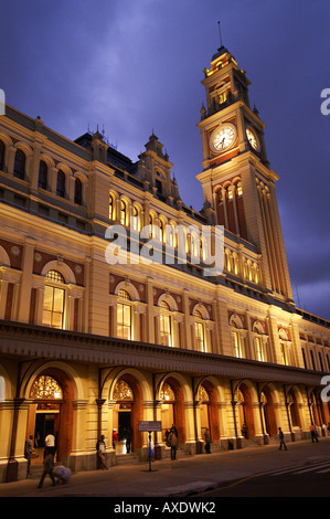 Fassade des Bahnhofs "Estação da Luz" in der Nacht, São Paulo, Brasilien Stockfoto