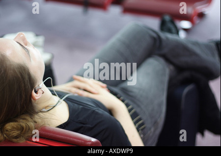 Warten und Musik hören Stockfoto