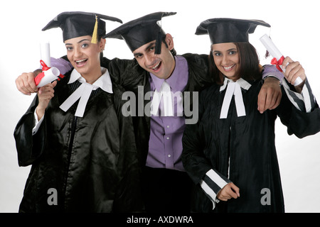 Porträt von drei Freunden Graduierung Grad halten und Lächeln Stockfoto