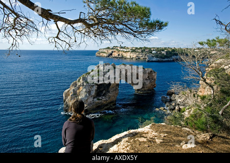 Mann Es Pontas Wunder der Natur zu betrachten. In der Nähe von Cala Santanyi.Mallorca Island.Spain Stockfoto