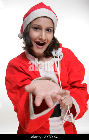 Porträt einer Frau Weihnachtsmann-Kostüm und zeigen ihre Hände Stockfoto