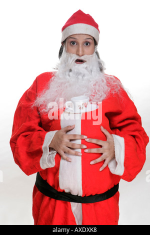 Porträt einer Frau Weihnachtsmann-Kostüm und Tee trinken Stockfoto