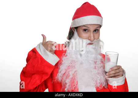 Porträt einer Frau Weihnachtsmann-Kostüm und Konsummilch Stockfoto