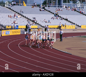 Sportveranstaltung auf einer Strecke mit Kunstrasen; Don Valley Stadium, Sheffield, South Yorkshire, England, Vereinigtes Königreich. Stockfoto