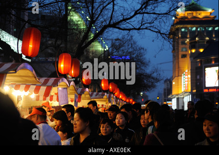 Nacht Snack-Markt in Donghuamen nahe Wangfujing-Straße in Peking, China. 23. März 2008 Stockfoto