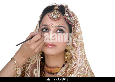 Frau bekommen ein Braut Make up Stockfoto