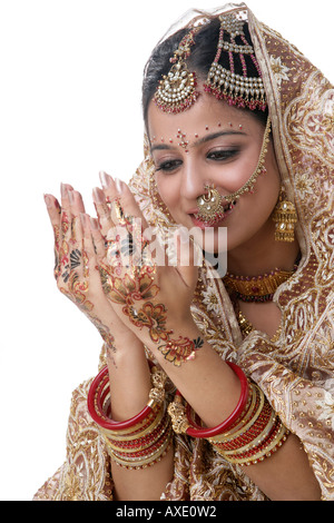 Close Up einer Braut, die gerade Henna-Print auf ihre Hände Stockfoto