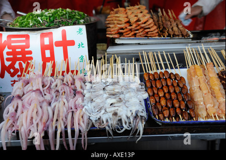 Nacht Snack-Markt in Donghuamen Straße in Peking, China. 23. März 2008 Stockfoto