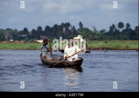 Afrikanischen jungen und Mädchen paddeln See Nokoue in hölzerne Kanu, Ganvié, Benin Stockfoto