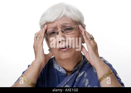 Portrait einer älteren Frau leiden unter Kopfschmerzen Stockfoto