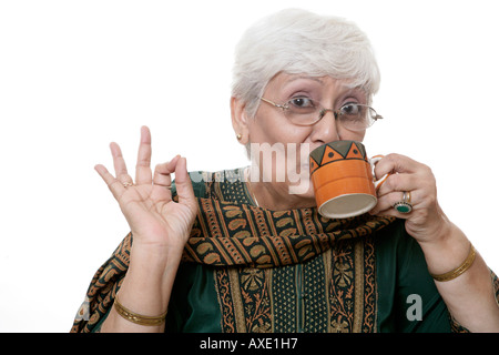 Portrait einer älteren Frau Tee trinken Stockfoto