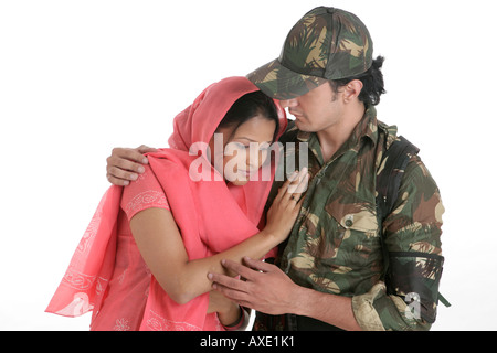 Soldat umarmt seine Frau Stockfoto