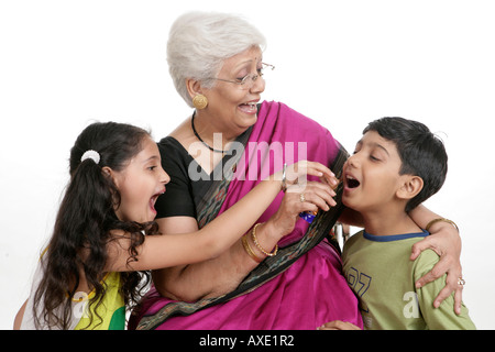 Großmutter ihren Enkel Schokolade verleihen Stockfoto