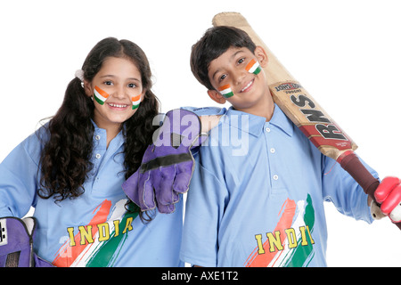 Porträt eines jungen und eines Mädchens in indischen Cricket Team uniform Stockfoto