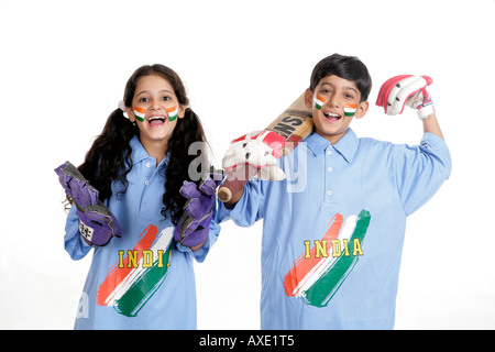 Porträt eines jungen und eines Mädchens indischen Cricket Team Uniform tragen und lachen Stockfoto