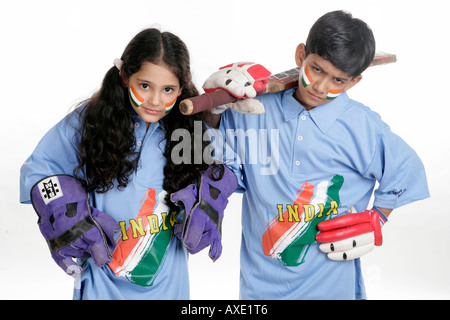 Porträt eines jungen und eines Mädchens in indischen Cricket Team uniform Stockfoto