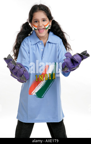 Porträt von ein Mädchen spielen Cricket-match Stockfoto