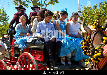 Kinder auf einen Trainer, Feria de Abril, Sevilla, Andalusien, Europa Stockfoto