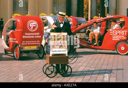 Organist mit historischen Orgel und Bike Taxis Pariser Platz, Brandenburger Tor Berlin Deutschland Stockfoto