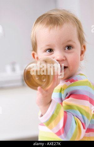 Baby Mädchen (2-3) Tee trinken, portrait Stockfoto