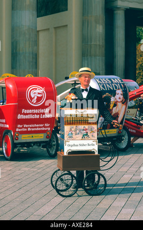 Organist mit historischen Orgel und Bike Taxis Pariser Platz, Brandenburger Tor Berlin Deutschland Stockfoto