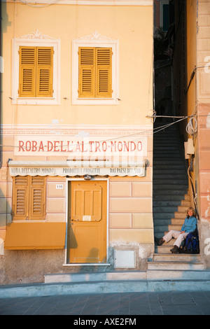 Italien, Ligurien, Camogli, Frau sitzt auf der Treppe Stockfoto