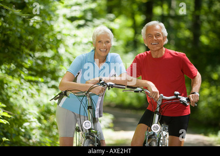 Älteres Paar mit Bikes, Lächeln, Porträt Stockfoto