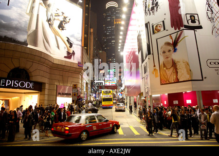 Ein Taxi wird in Richtung Lan Kwai Fong Central Hong Kong Stockfoto