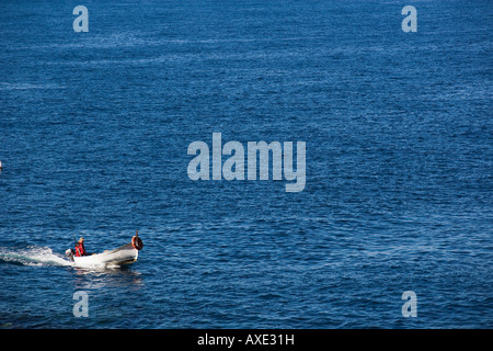 Italien, Ligurien, Riomaggiore, Motorboot am Ligurischen Meer Stockfoto