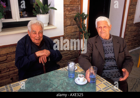 Zwei ältere griechische Männer sitzen in einem Café, Platanos, Insel Samos, Griechenland. Stockfoto