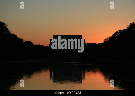 Sonnenuntergang über den Pool und das Lincoln Memorial, Washington DC, Vereinigte Staaten von Amerika widerspiegelt. Stockfoto