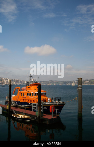 RNLI-Rettungsboot vertäut im Hafen Pendennis Marina in Falmouth, Cornwall Stockfoto