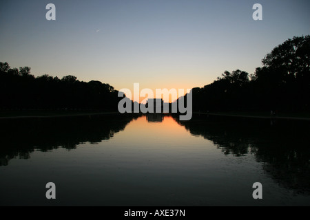 Sonnenuntergang über den Pool und das Lincoln Memorial, Washington DC, Vereinigte Staaten von Amerika widerspiegelt. Stockfoto