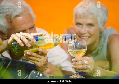 Älteres paar trinken Weiss Wein, portrait Stockfoto