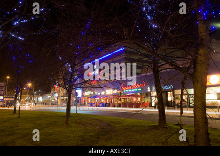 Parr Holz Entertainment-Komplex in der Nacht. Parr Holz, Didsbury, Greater Manchester, Vereinigtes Königreich. Stockfoto