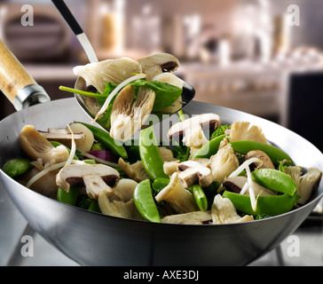 Gemüse unter Rühren braten im Wok gerührt, mit Shataki und Austernpilzen, Mange Tout und Gemüse Stockfoto