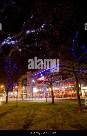 Parr Holz Entertainment-Komplex in der Nacht. Parr Holz, Didsbury, Greater Manchester, Vereinigtes Königreich. Stockfoto