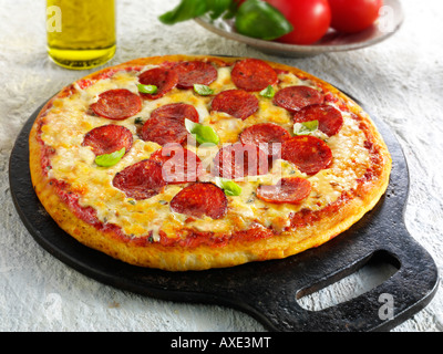 Italienischer authentische traditionelle dünner Kruste belegt Peperoni-pizza Stockfoto