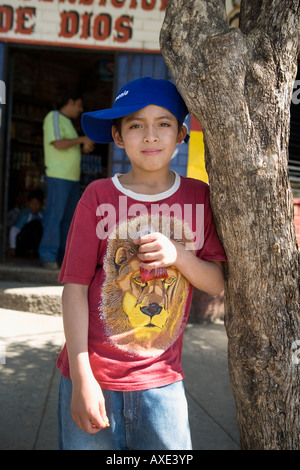 Kleiner Junge 10 tragen Baseball-Mütze in Juayua El Salvador Stockfoto