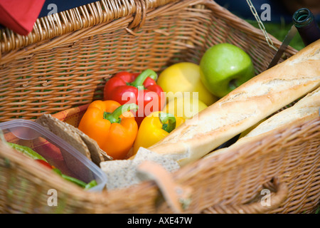 Gemüse, Obst und Brot im Picknick-Korb Stockfoto