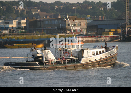 Schlepper auf der Themse in der Nähe von Thames Barrier London GB UK Stockfoto