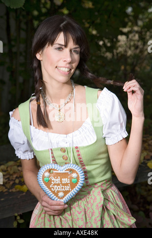 Bayerische Mädchen mit Lebkuchenherz, Porträt Stockfoto