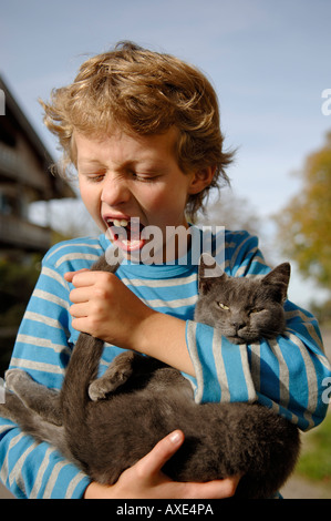 Neun Jahre alten Jungen Holding Katze Stockfoto