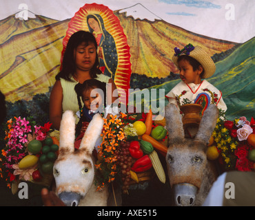 Kinder fotografiert am Fest der Jungfrau von Guadalupe Oaxaca Mexico Stockfoto
